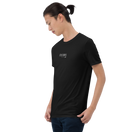 「STAY CURIOUS」刺繍Tシャツ ブラック｜左斜め前から