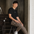 「STAY CURIOUS」刺繍Tシャツ ブラック｜右斜め前から